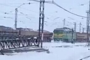 Перевозивший руду тепловоз врезался в другой поезд