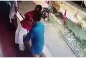Житель Индии успел поймать падающего с балкона мужчину