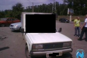 Маленький грузовичок получил подарок от большого (3 фото)