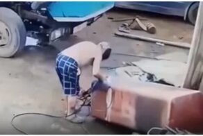 Сварщик устроил пожар, когда варил бак с топливом