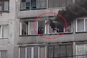 В Новосибиске соседи спасли от пожара парня с горящей спиной, помогая ему перелезть на свой балкон