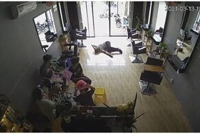 Забылся: парень врезался в стеклянную дверь, выбегая из парикмахерской