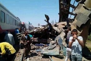 Два пассажирских поезда столкнулись в Египте, десятки жертв: видео