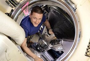 Российский космонавт показал, как смотрится с борта МКС застрявший в Суэцком канале корабль