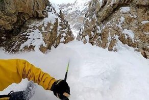 Лыжник запечатлел свой спуск по горному ущелью