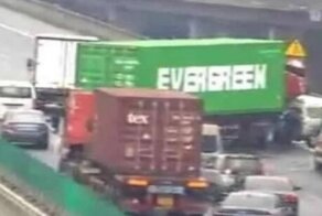 Грузовик компании Evergreen последовал примеру контейнеровоза