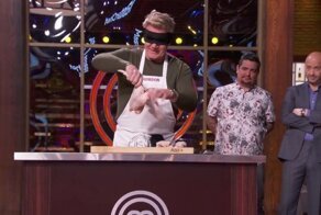 Гордон Рамзи показал, как разделать курицу с завязанными глазами