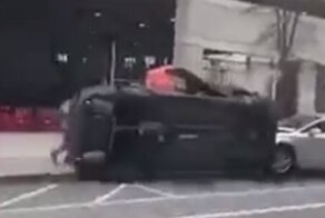 В Вашингтоне две чернокожие девчонки напали на водителя такси и попытались угнать машину Uber