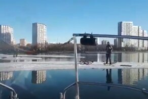 На Москве-реке спасатели уговорили велосипедистов спастись с отколовшейся льдины