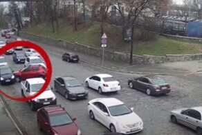 Испугалась и забыла про "ручник": как за несколько минут устроить две аварии