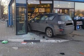 Водитель кроссовера запутался в педалях и въехал в здание автозаправки