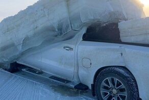 Команда из трех человек вытащила тяжелый пикап, вмерзший в реку на два месяца