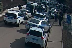 В Мытищах мужчина забаррикадировался в доме и ведет огонь по полицейским