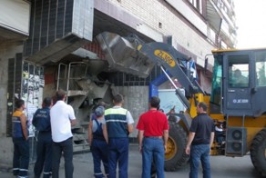 Бетономешалка не пролезла в арку (13 фото)