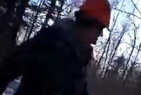 Два товарища разбудили спящего в берлоге медведя