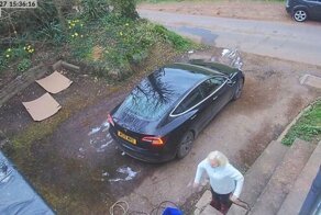 В Англии женщина, мывшая машину, провалилась под землю