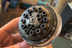 Просто и быстро: как очистить дешевую лейку от известкового налета