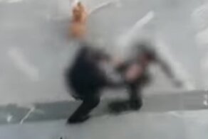 С бензопилой наперевес: мужчина устал от локдауна и решил пробиться в Парламент Словении