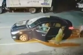 Воришка умело украл сумочку у автомобилистки