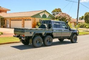 Экстремальная шестиколесная модификация Toyota Land Cruiser 70 из Австралии