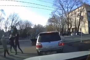 Из-за спора в родительском чате жительница Находки полезла в драку и оттаскала оппонентку за волосы