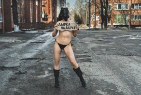 Иркутянка разделась, чтобы привлечь внимание к дырам на дорогах