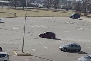 Пьяный горе-дрифтер устроил ДТП на парковке гипермаркета, а затем спрятался в водосточной трубе