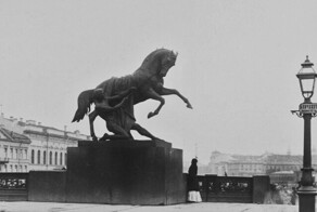 Люди на Невском проспекте в начале ХХ века