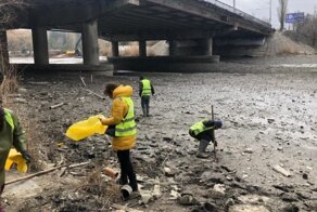 Активисты убрали тонны мусора в обмелевшем водохранилище