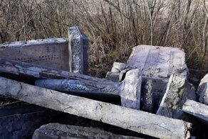 Неизвестный собственник участка вымостил подъезд к нему братскими могилами