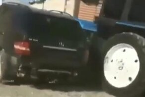 На свадьбе в Ингушетии внедорожник Mercedes протаранил трактор, чтобы занять почетное место