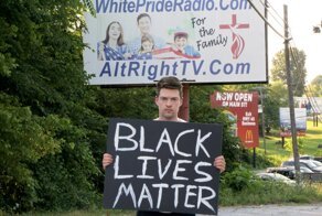 Активист решил постоять с плакатом BLM в самом "расистском" городе США