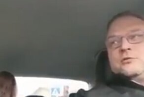 "Ты хотя бы разрешения спросил!": таксист высадил пассажира за закуренную электронную сигарету