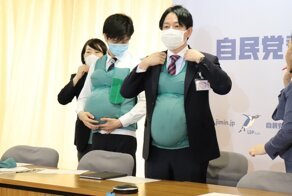 Депутаты надели накладные животы, чтобы понять, как себя чувствуют беременные