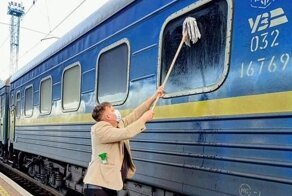 На Украине датчанин приобрёл швабру, чтобы отмыть грязное окно своего купе в поезде