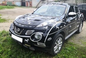 Мужчина украсил авто разными фигурками