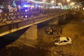 Пенсионерка за рулем «Гранты» не справилась с управлением и упала с моста