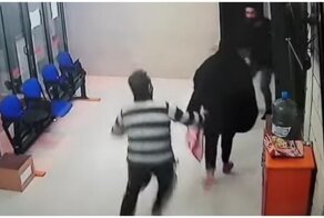 Буря родительских эмоций: палестинский врач спас задыхавшуюся девочку