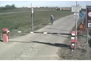 Невнимательный велосипедист не заметил шлагбаум