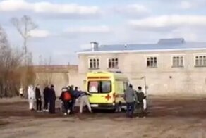 В Тверской области футбольные фанаты вытолкали скорую помощь из грязи, но она всё равно застряла