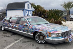 Психоделический лимузин Cadillac из Японии с хрустальной люстрой в салоне