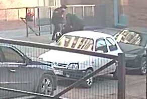 В Барнауле девушка, спасаясь от насильников, выпрыгнула из окна и попала на видео