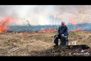 Тревожное видео. В Слуцке рыбак продолжает сидеть с удочкой, пока вокруг все горит
