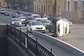 И смех и грех: водитель каршеринга опрокинулся на бок