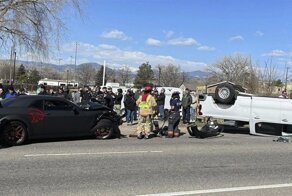 Водитель мощного Dodge Challenger попытался выпендриться, но в итоге перевернул чужой пикап