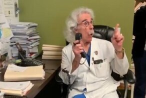 Трогательное видео: Альберт Эйнштейн во главе клиники поздравляет пару с беременностью