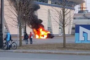 Дрифт с огоньком из Петербурга: «гонщик» не смог потушить свой автомобиль