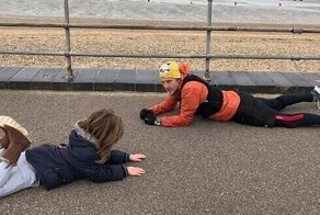 Доброта спасет мир: незнакомец помог мальчику-аутисту справиться с приступом