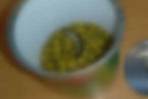 Жительница Екатеринбурга купила банку консервированного горошка и нашла в нем неизвестный ингредиент