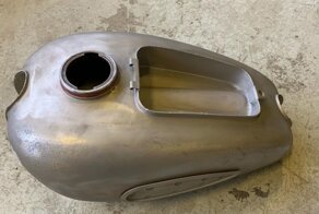 Работа автомаляра: процесс восстановления старого бензобака Tempo Standard